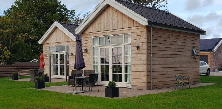 Houten huisjes met terras